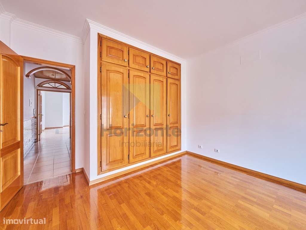 Moradia T4 com Excelente Localização-20