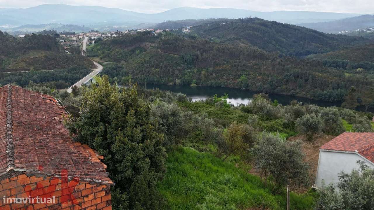 Moradia T4 com terreno com vista para o Rio Alva-12