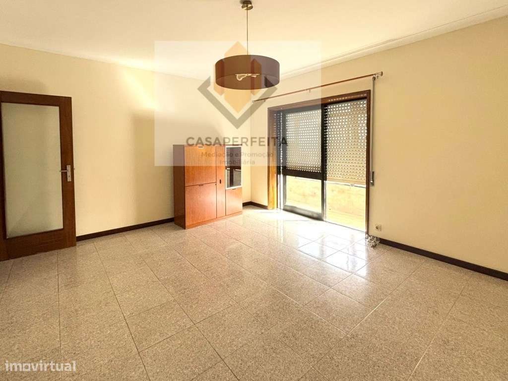 Apartamento T2 com Varanda Fechada e Lugar de Garagem - Junto ao El...-10