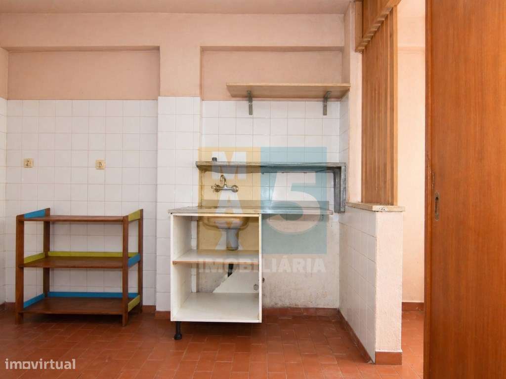 T1 com boa luz natural para remodelação total - Vale da Amoreira-13