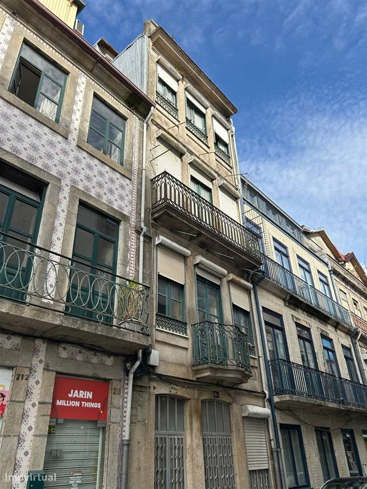 Prédio para Reabilitar na Baixa do Porto junto à Universidade Lusófona - Grande imagem: 3/24