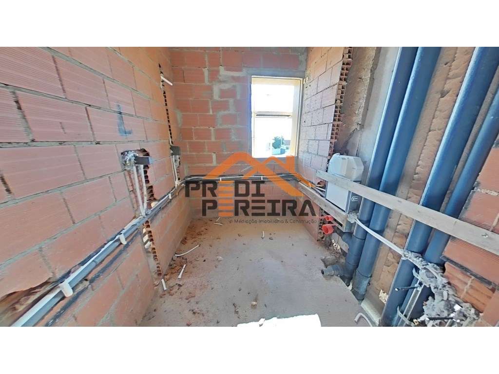 *NOVA CONSTRUÇÃO*
T3 situado em condomínio fechado, com varanda de...-45