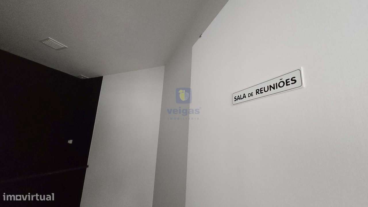 Loja junto à Av. Columbano Bordalo Pinheiro com dois lugares de estaci - Grande imagem: 5/15