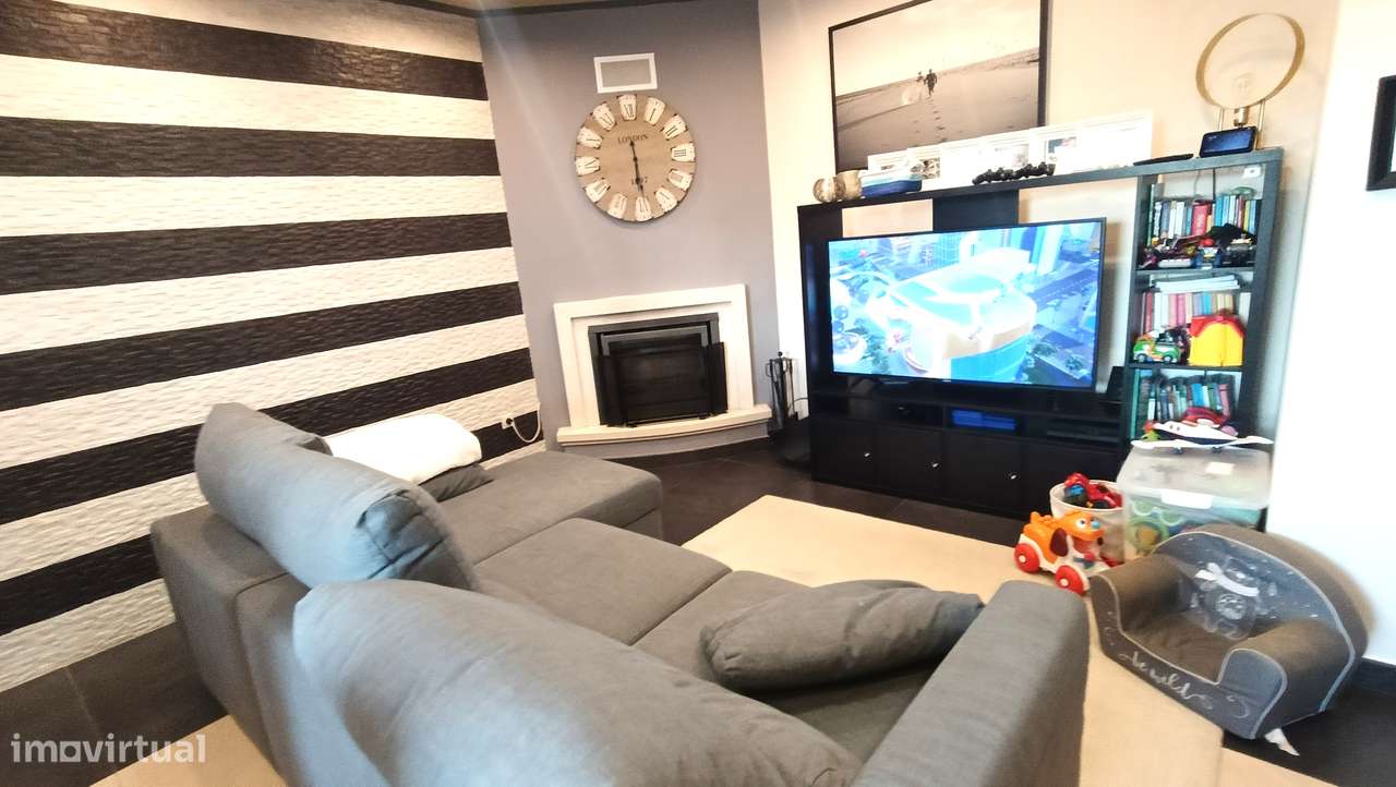 Moradia T3 em banda | 2 pisos e quintal, estimada | área  de 214m2-6