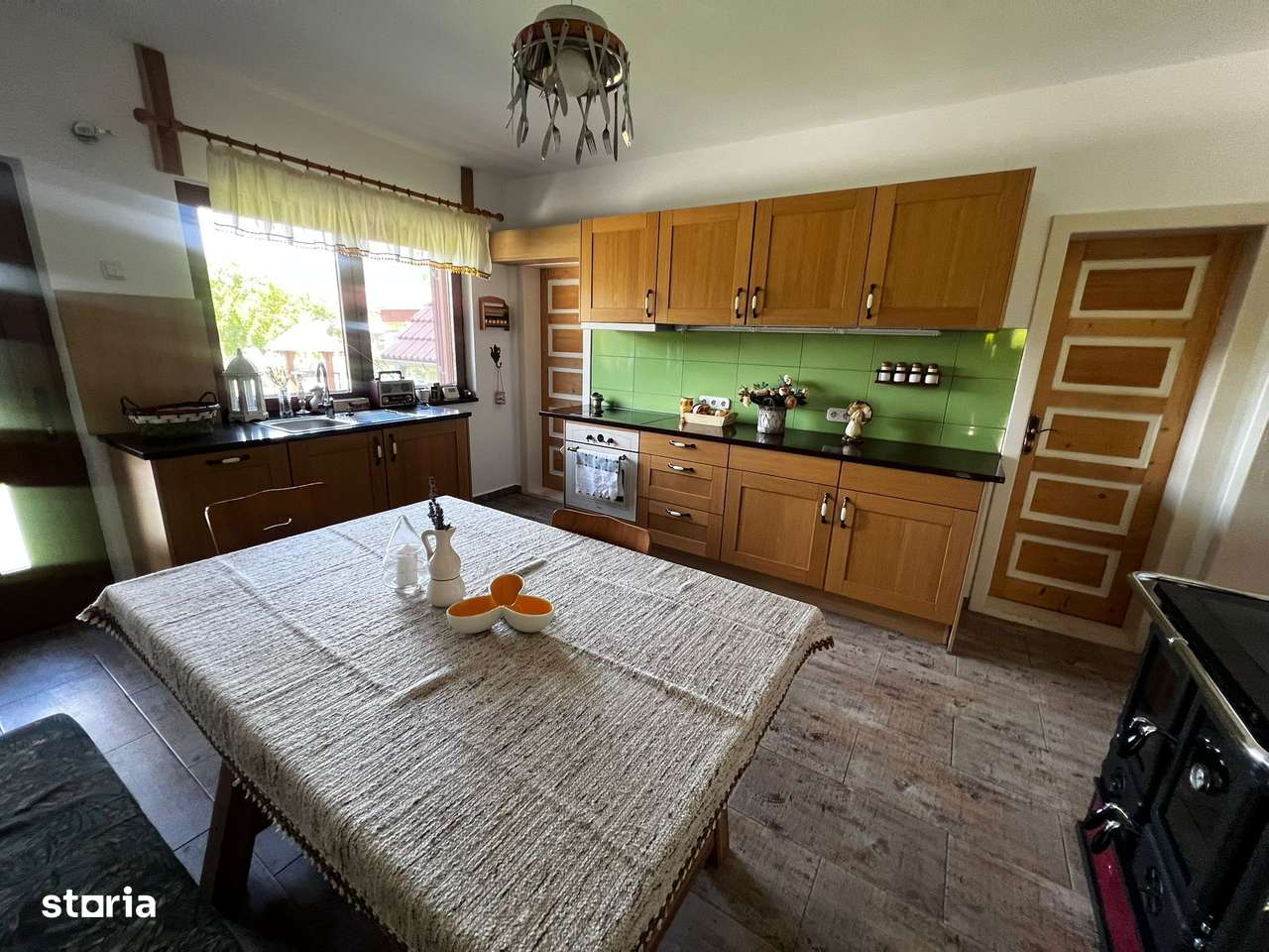 Casă de vânzare în Covasna - complet renovată, mobilată și utilată!-13