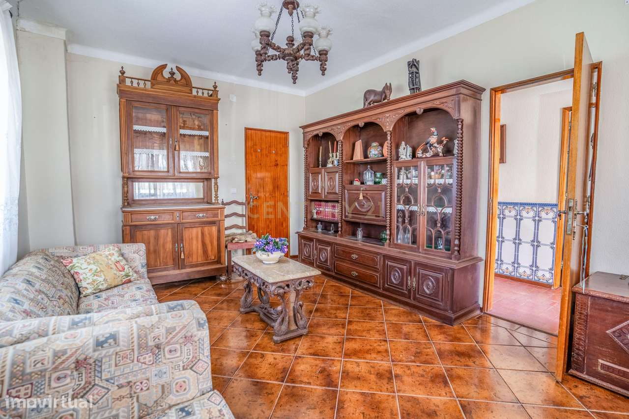 Moradia Bifamiliar com 2 Armazéns de Grande Dimensão-6