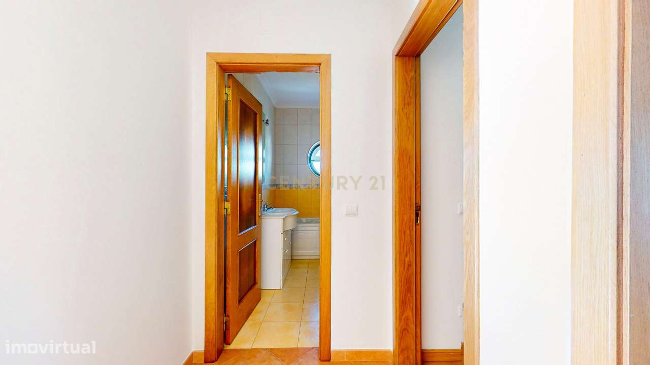 Moradia T4 em Alverca, com Jardim e Garagem-9