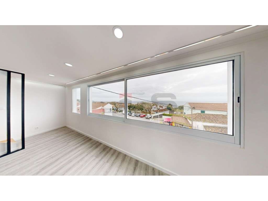 Moradia V1+1 Totalmente Remodelada com Vista Mar em Água de Alto-6