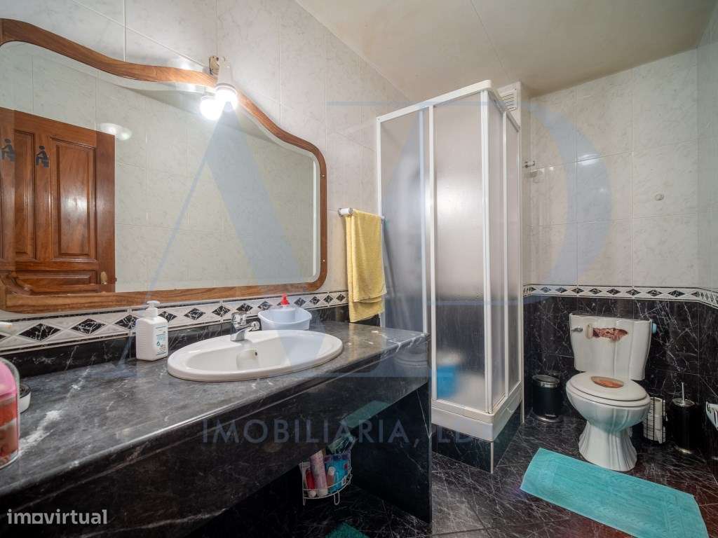 Moradia T4 com espaço comercial e logradouro no centro da Póvoa de ...-11