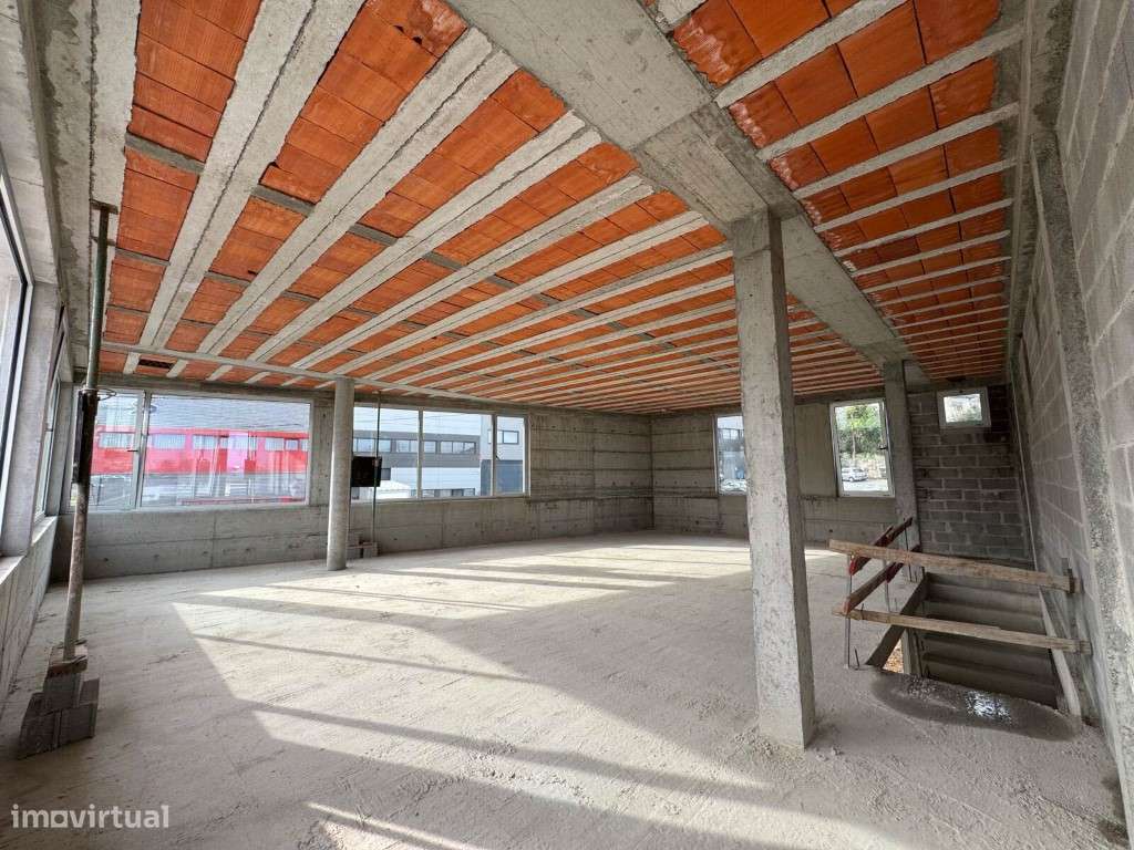 Oferta da escritura. Armazém com 345 m2 e acesso rápido à A11 e N10... - Grande imagem: 4/22