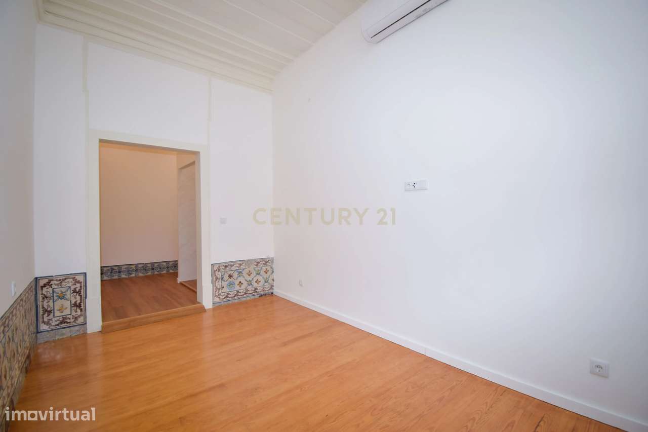 Apartamento T2 renovado na Rua dos Fanqueiros-7