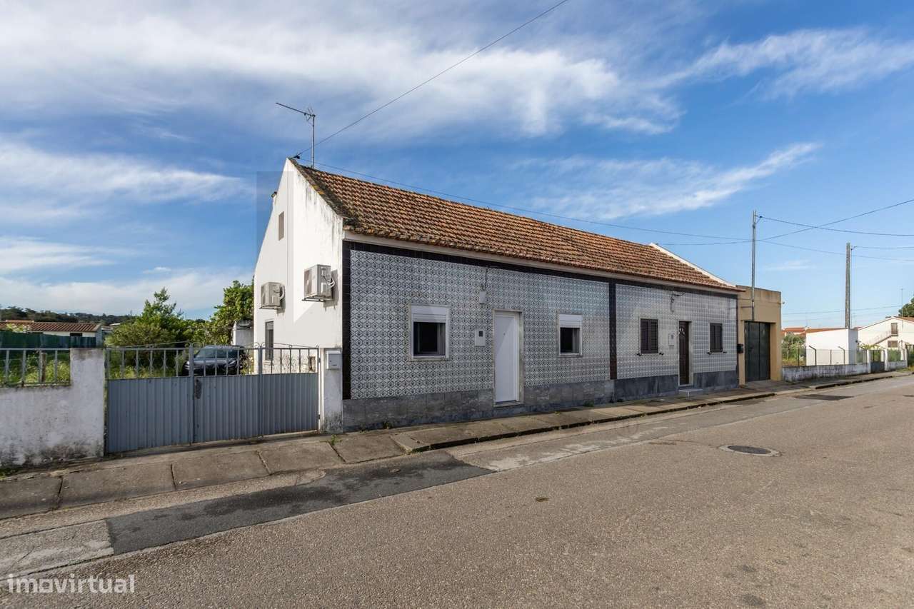 Moradia T2  com Garagem  e anexos inserida num lote de 1500 m2 de ter-57