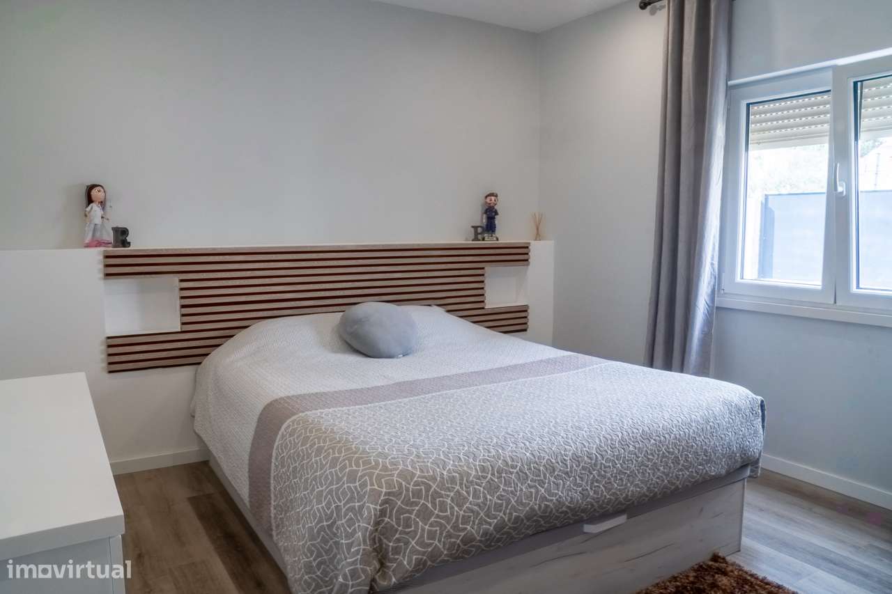 Moradia Remodelada T5 na Quinta do Conde – Pronta a Habitar!-19