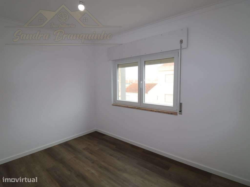 Apartamento T2 RENOVADO em Santa Cruz-6