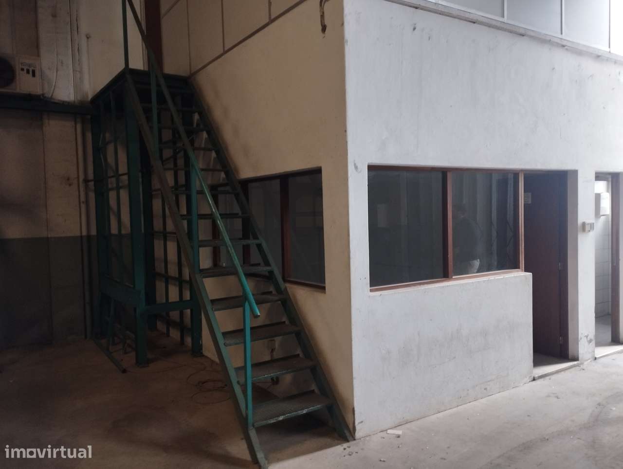 Armazém na zona industrial da Carriça TROFA-2