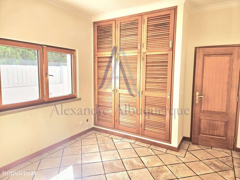 Moradia Isolada com Piscina T3+2-19