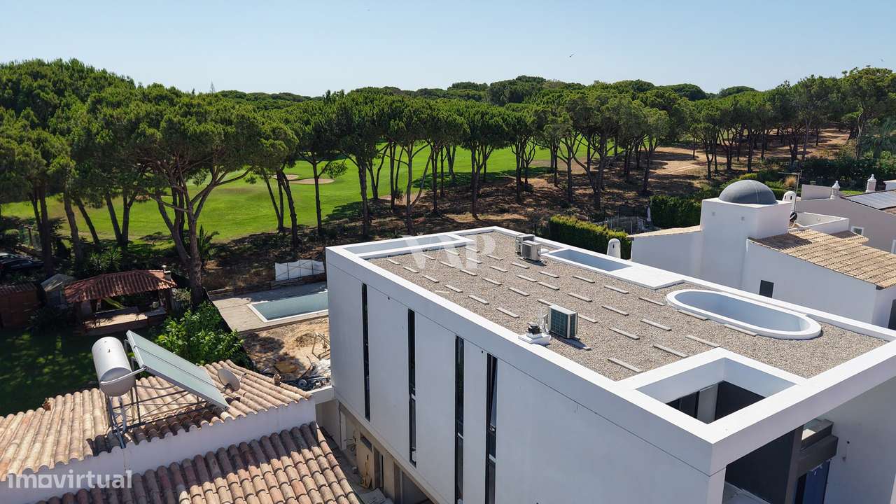 Moradia 4 quartos com piscina privativa e vista golfe, em Vilamoura - Grande imagem: 2/24