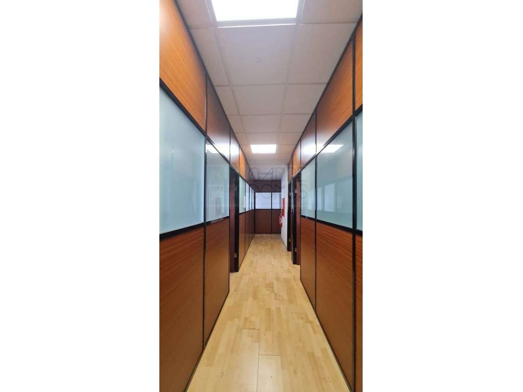 Amplo Armazém com escritórios na Nacional 10, Alverca do Ribatejo-41