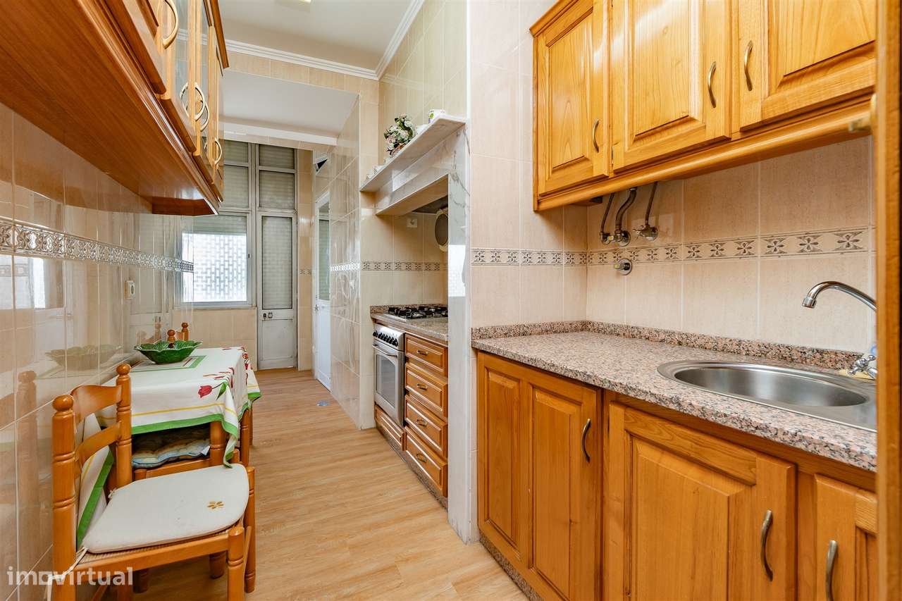 Apartamento T3 em Arroios – Charme clássico no coração de Lisboa-6