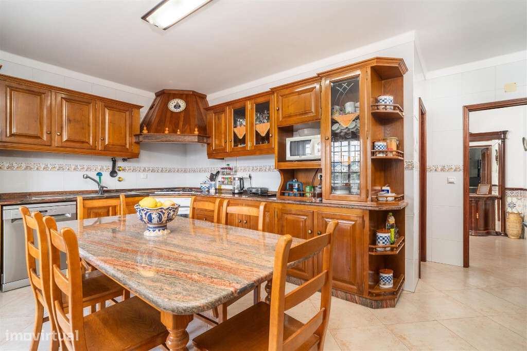 Moradia M5 com garagem e lugar de garagem em zona de Santa Clara - Grande imagem: 5/16