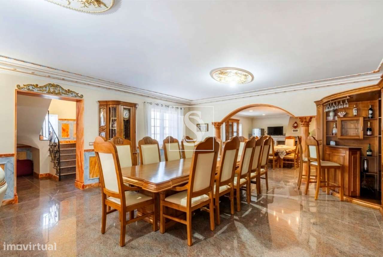 Moradia Independente T6 com 6 suítes e Piscina-11