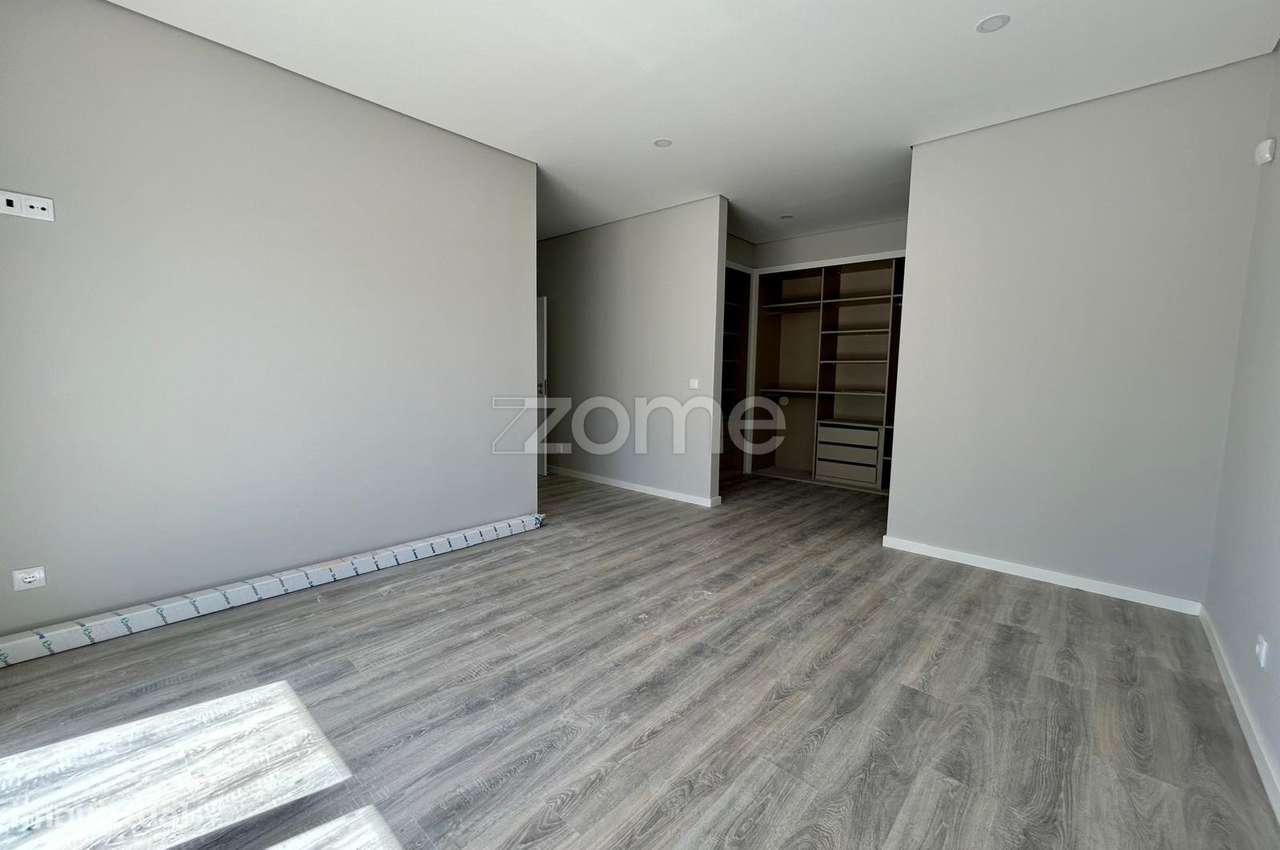 Moradia T4 com piscina, suíte e garagem em Azeitão-12