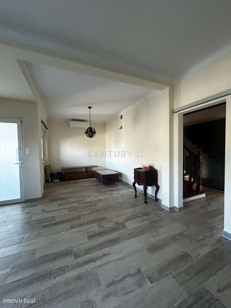 Arrenda-se Moradia T2 com Quintal Privativo, Anexo e Garagem em Alguei - Grande imagem: 2/27