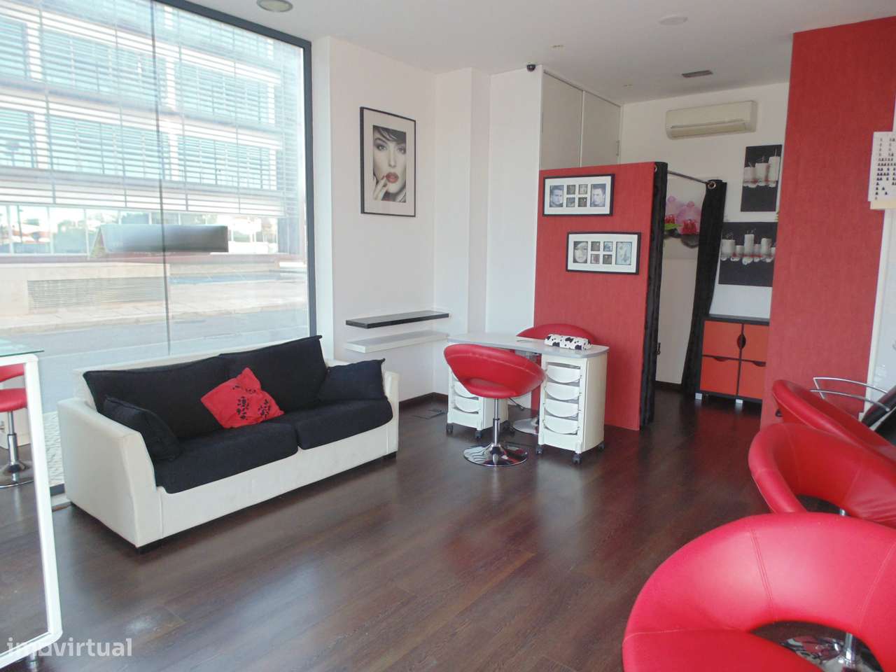 Loja equipada para cabeleireiro em zona nobre de Lagos - Grande imagem: 4/27
