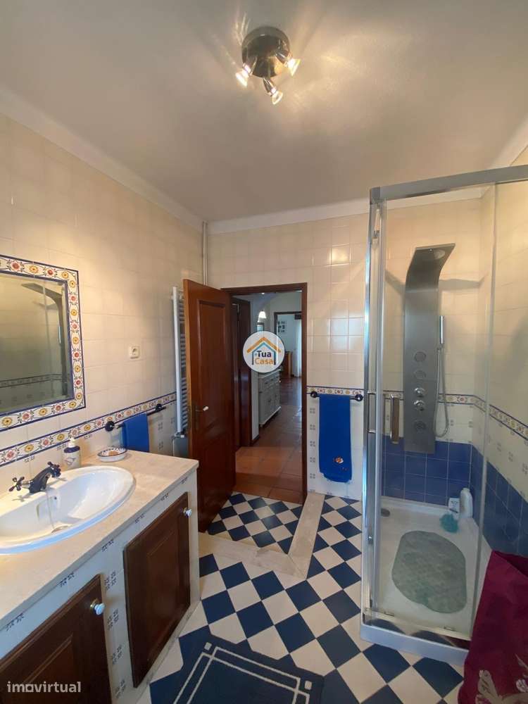 Moradia Geminada  de um dos lados do outro tem entarada e jardim em to-53