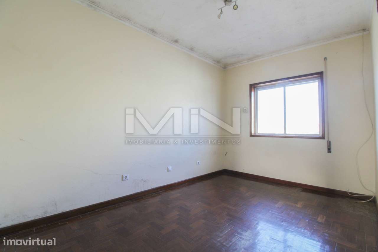 Moradia de 3 Frentes com Vista Panorâmica no Coração de Gondomar-33