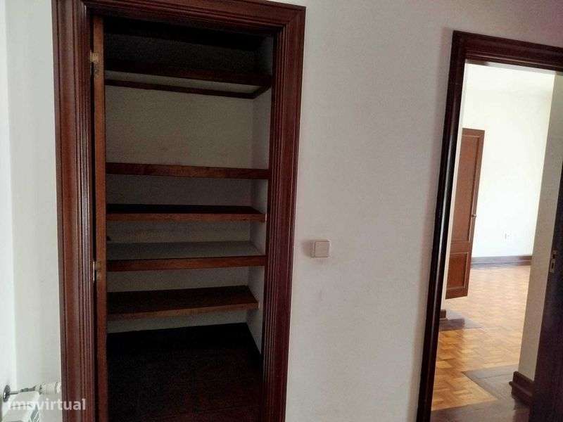 Apartamento T3 com terraço, 1º andar com elevador, sótão e garagem. - Grande imagem: 4/12