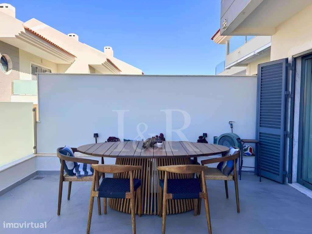 Moradia T3 renovada em condomínio com piscina no Estoril-11