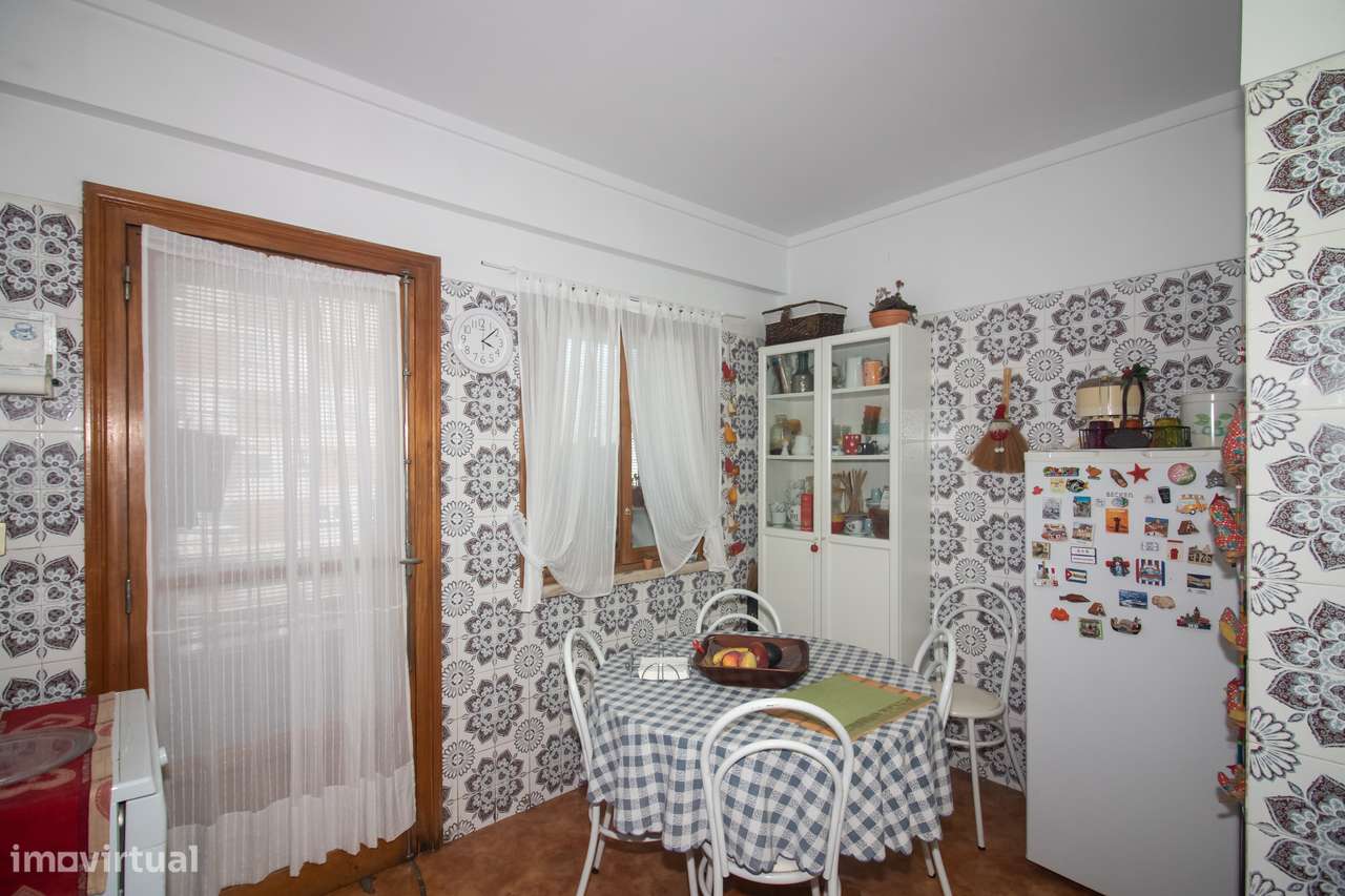 Espaçoso Apartamento T4 na Prestigiada Portela de Sacavém-5