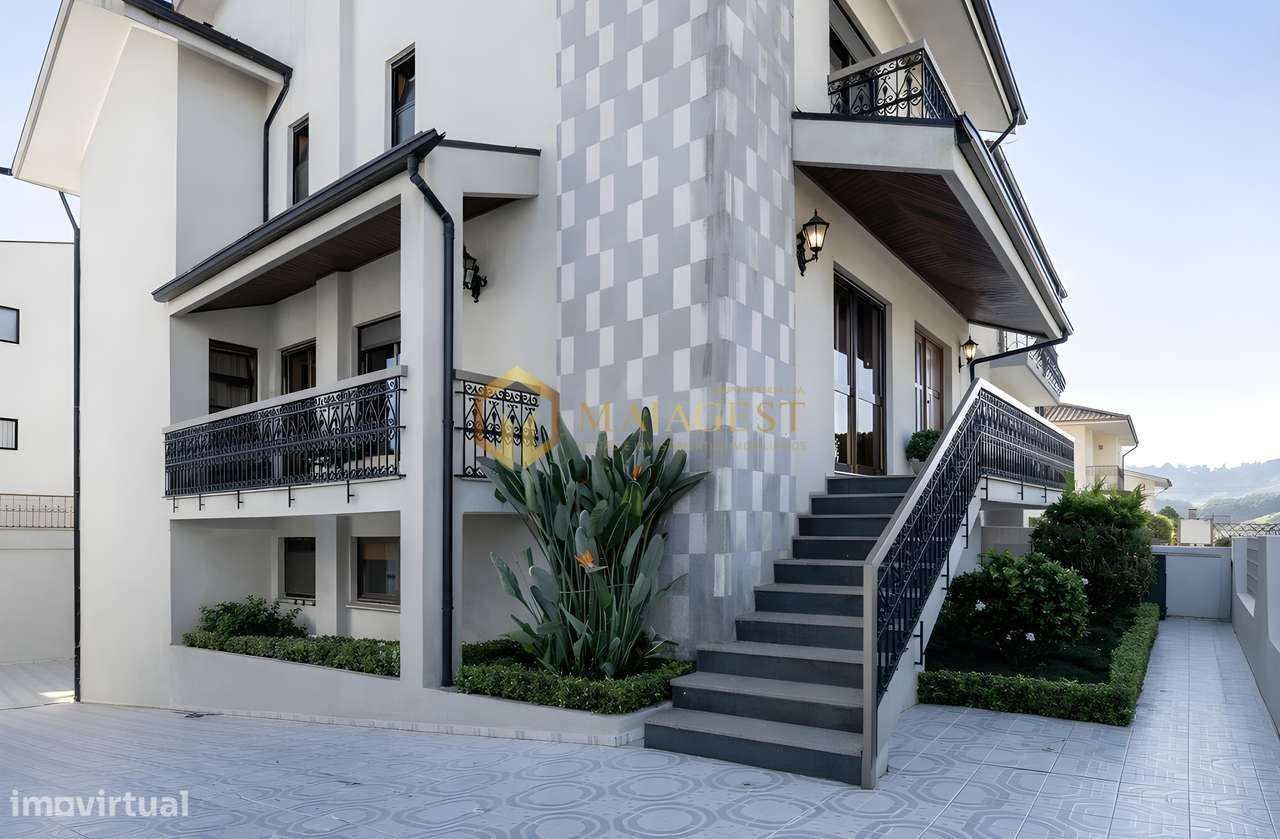 Moradia T4+1 de 3 Frentes com Jardim e Garagem para 4 Viaturas - Grande imagem: 4/35