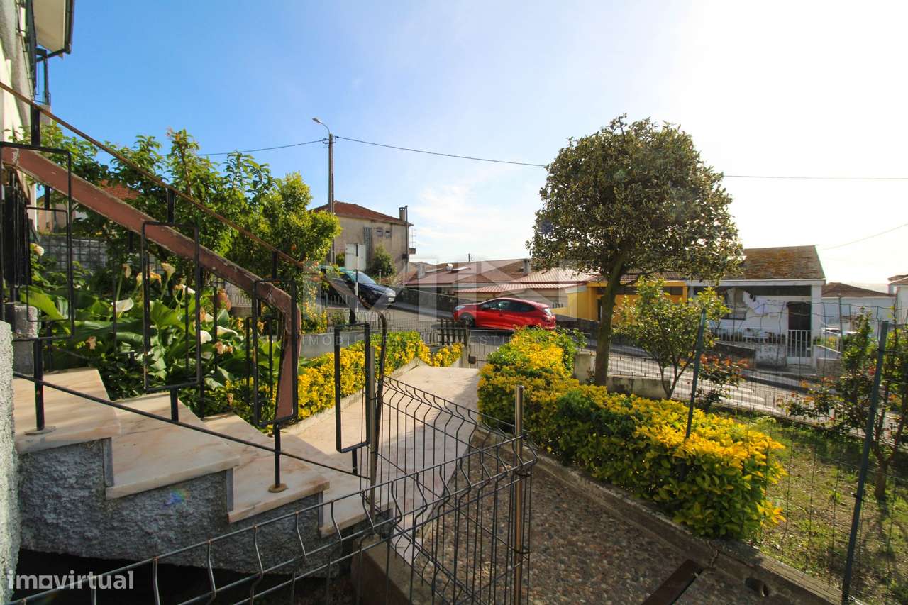 Moradia de 3 Frentes com Vista Panorâmica no Coração de Gondomar-40