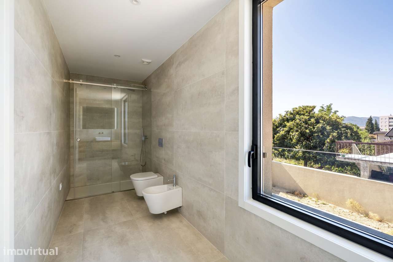 Moradia T3 de Luxo com 3 Suítes, Escritório e Piscina-29