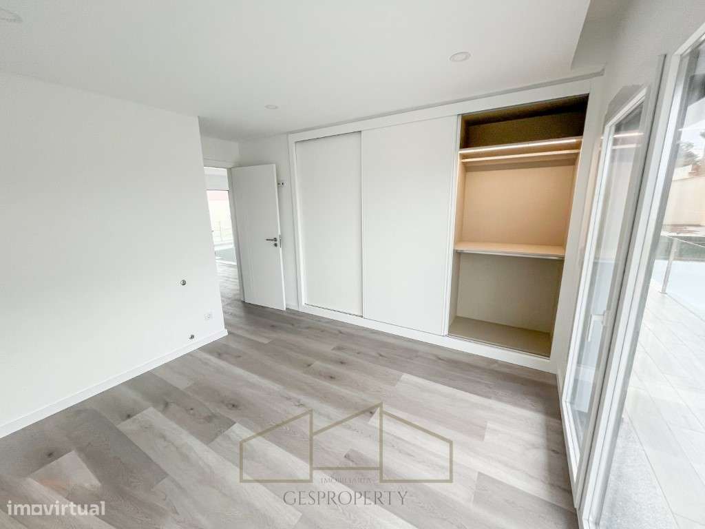 Moradia T4 Isolada Sobreda-21