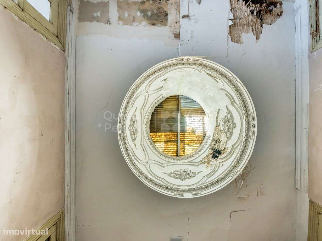 Prédio com traça Senhorial próximo a Santa Catarina no Porto - Grande imagem: 5/23