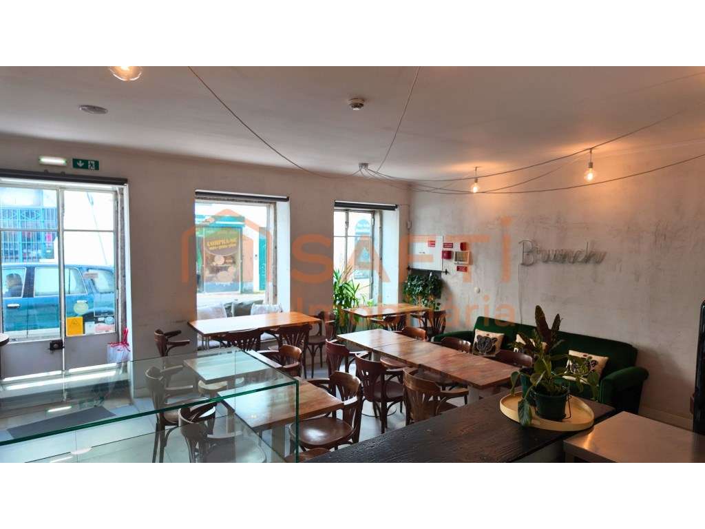 Trespasse de restaurante em rua movimentada de Alcântara - Grande imagem: 3/21