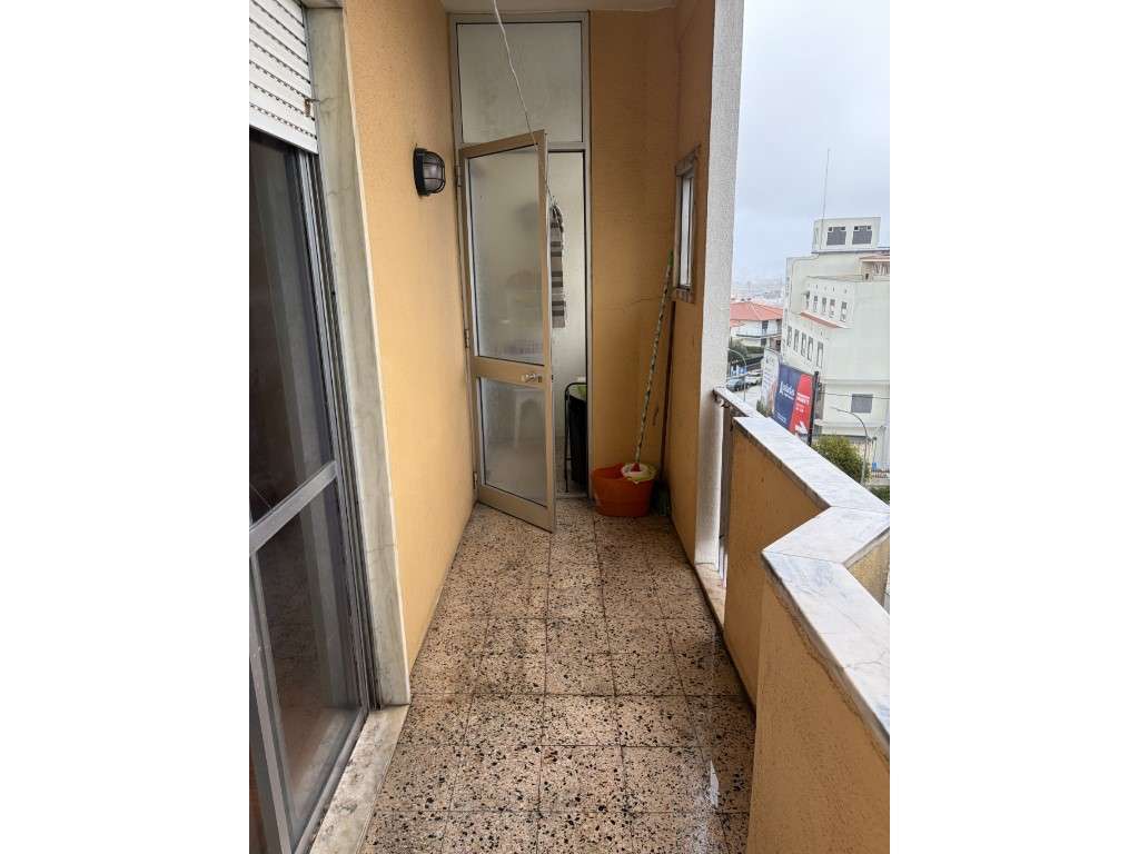 Espetacular apartamento T2 com varanda junto ao Hospital dos Lusiadas.-10