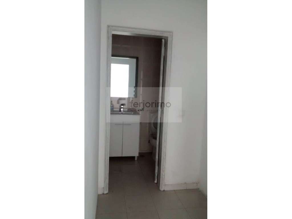 LOJA PARA ARRENDAMENTO, COM BOA MONTRA E COM BASTANTE VISIBILIDADE,... - Grande imagem: 4/4