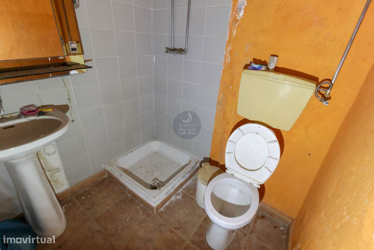 Moradia c/ Habitação, Comércio e Terraço na Aldeia-8