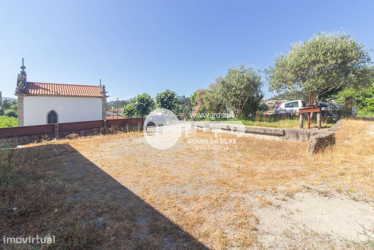 Moradia T3+1 com Espaços Comerciais – Ideal para Viver e Investir-44
