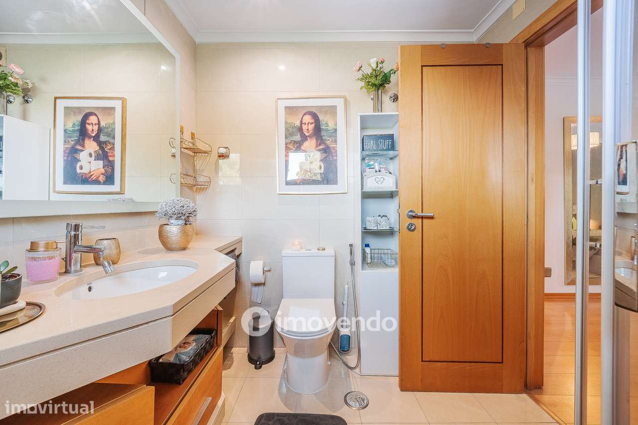 Apartamento T2 moderno, com garagem e varanda enorme, na Malvarosa-27