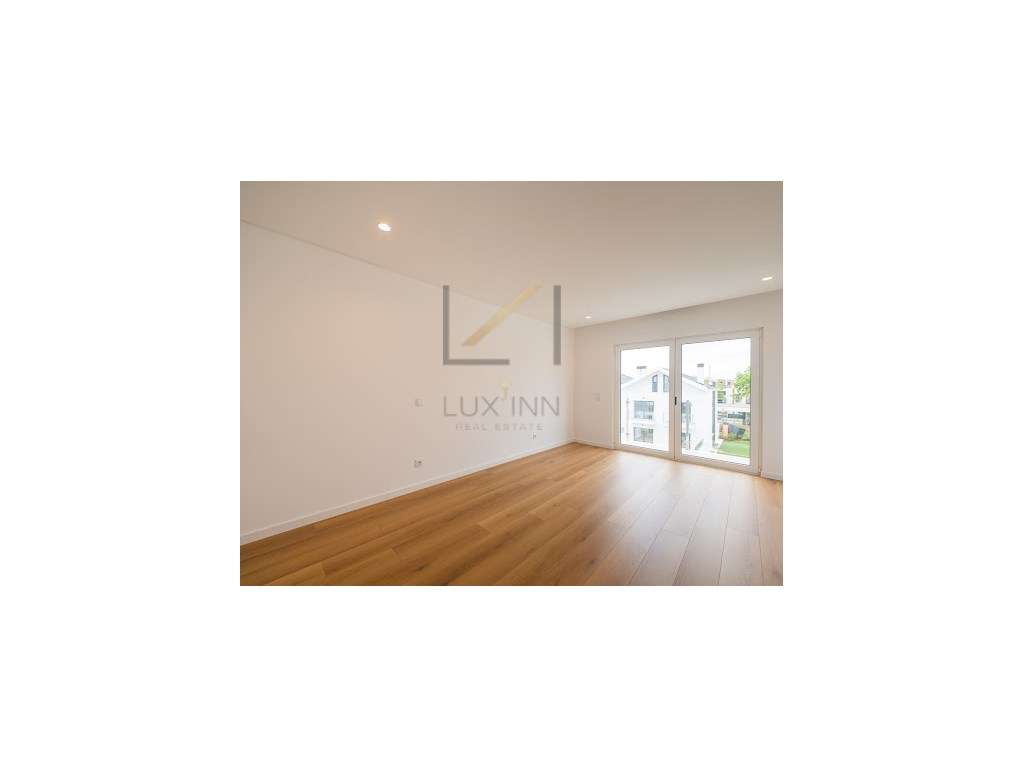 Moradia de Luxo T4 , São Pedro Do Estoril, com Piscina e Garagem-46