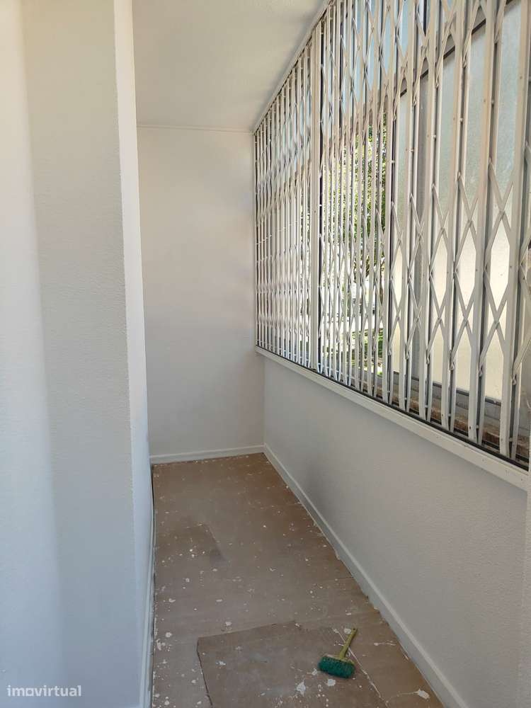 Apartamento T2 remodelado (r/c) com uma arrecadação generosa-14
