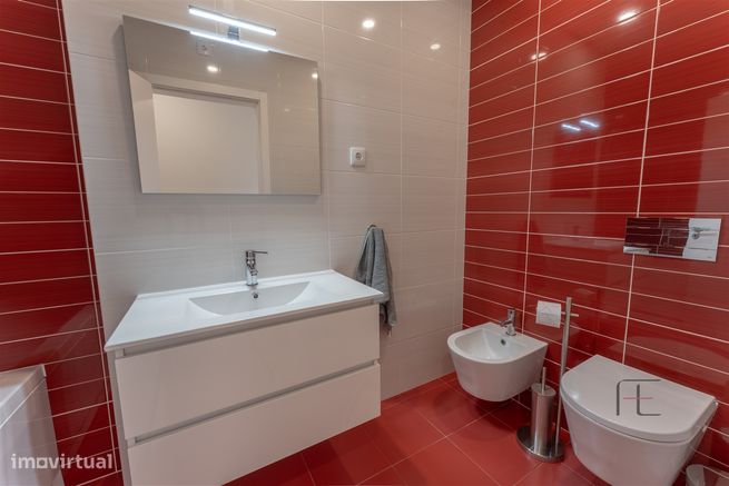Apartamento T3 como novo, 2 lugares de garagem e 2 arrecadações, Esmor-21