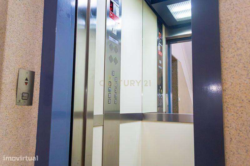 Apartamento T2 com elevador, lugar de estacionamento e arrecadação na-27