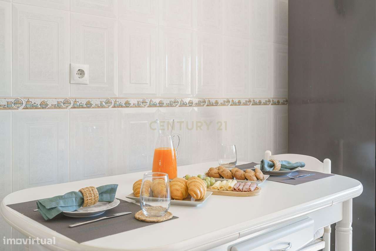 APARTAMENTO T4  CONVERTIDO EM T3 , SEMI REMODELADO, EM SETÚBAL-23
