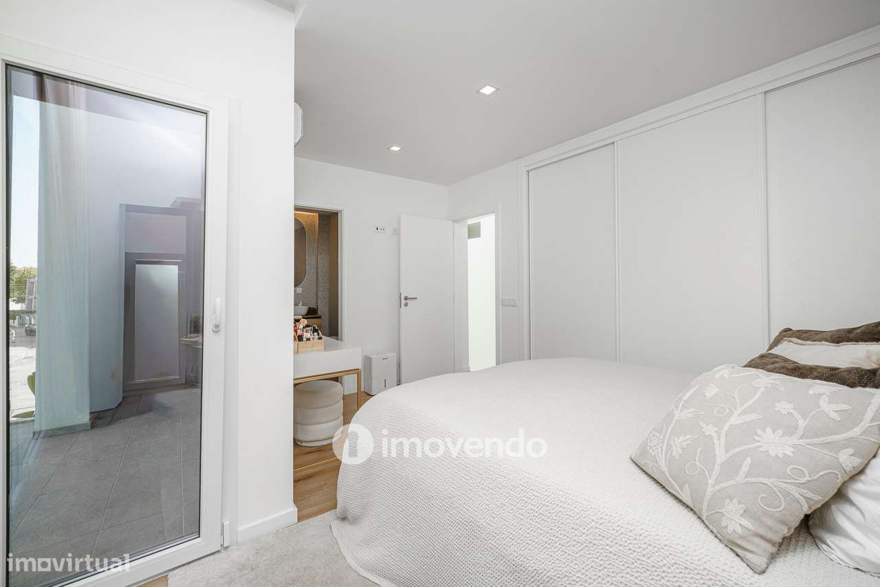 Moradia T3+1 moderna, com piscina e garagem, na Caparica-19